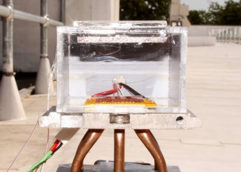 UN APARATO QUE EXTRAE AGUA DEL AIRE Y SÓLO NECESITA LUZ SOLAR